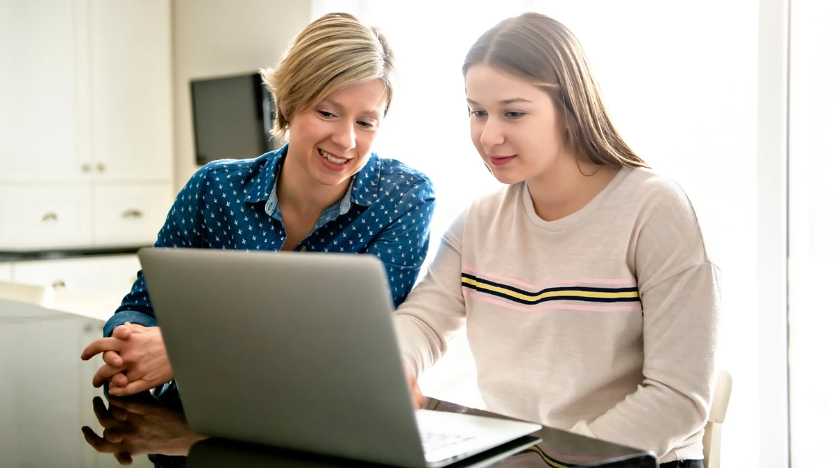 Mom and daughter filing their FAFSA